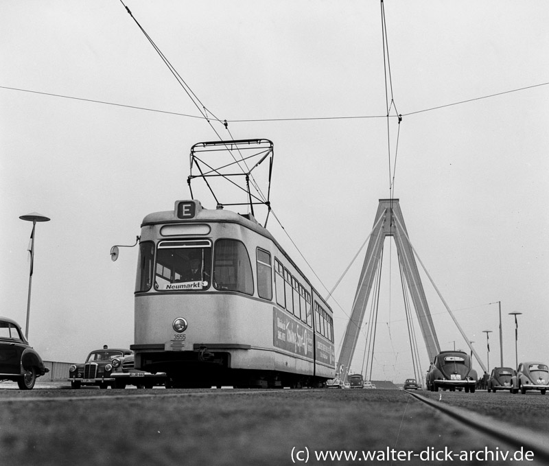 Straßenbahn auf der Kölner Severinsbrücke