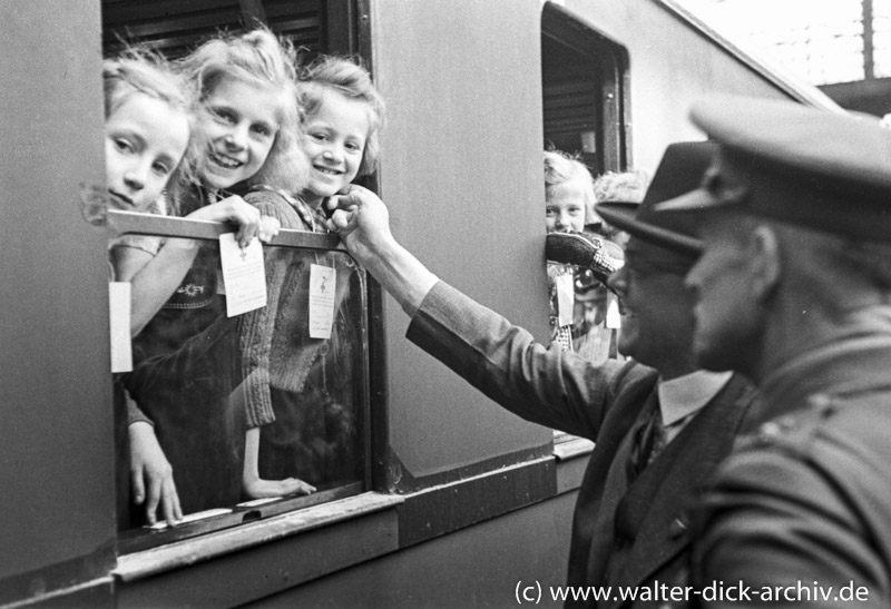 Abreise von Kölner Kindern in die Schweiz 1947