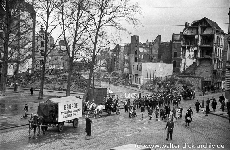 Mit Pferd und Wagen zum Rosenmontagszug 1949