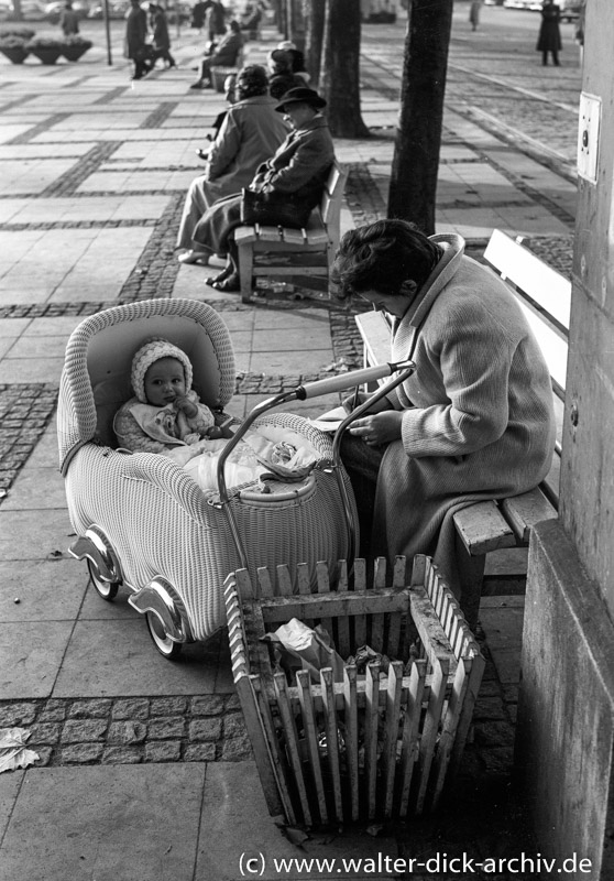 Ein Päuschen auf dem Neumarkt-1959