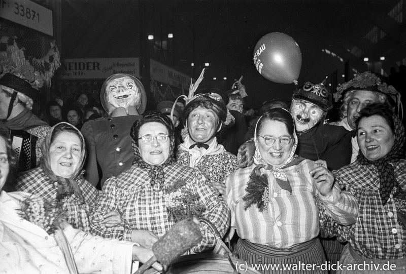 Weiberfastnacht in der Markthalle 1951