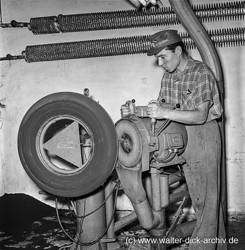 WDA2097-1-010 Reifenbearbeitung 1963