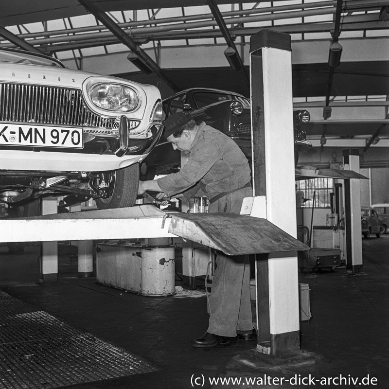 Inspektion und Kundendienst in einer Kölner Ford-Werkstatt