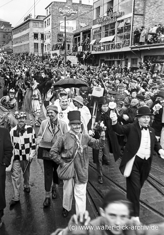 Im Rosenmontagszug 1950