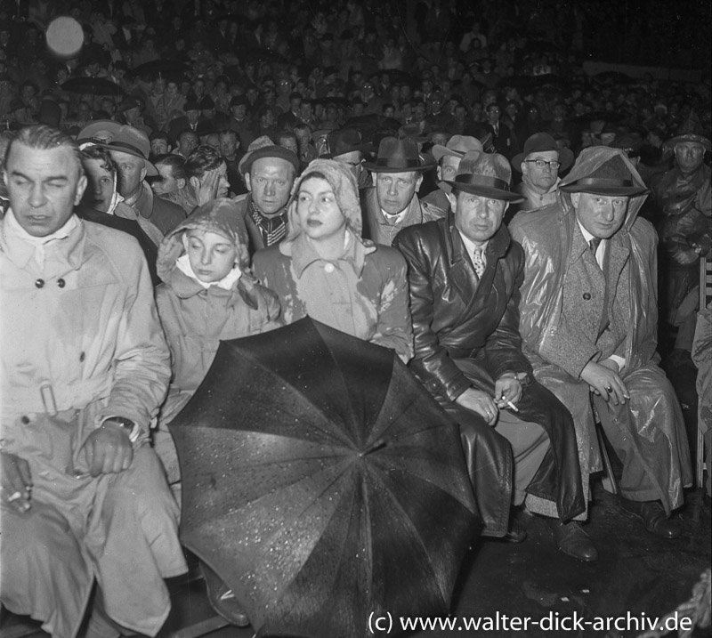 Zuschauer im Regen 1953