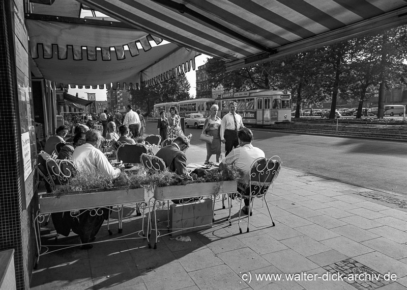 Ein Tässchen Kaffee auf dem Hohenzollernring 1962