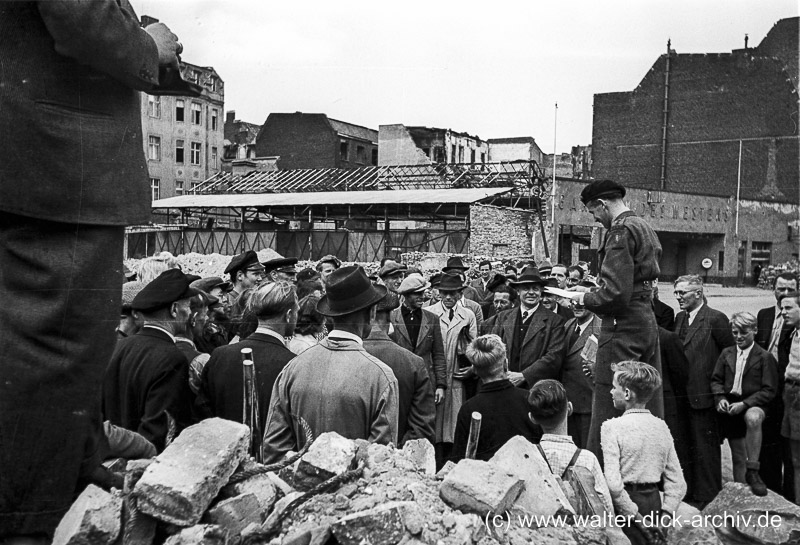 Der englische Stadtkommandant spricht zu den Freiwilligen 1946