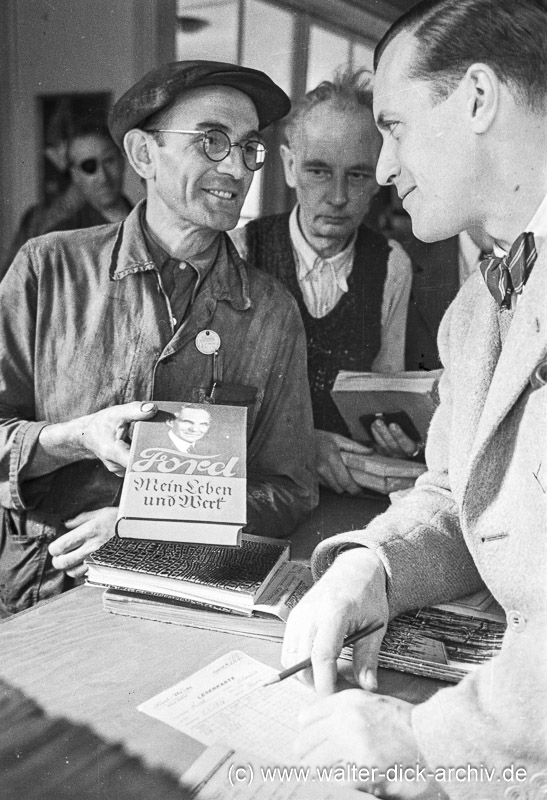 Buchausleihe in der Ford Bibliothek 1948