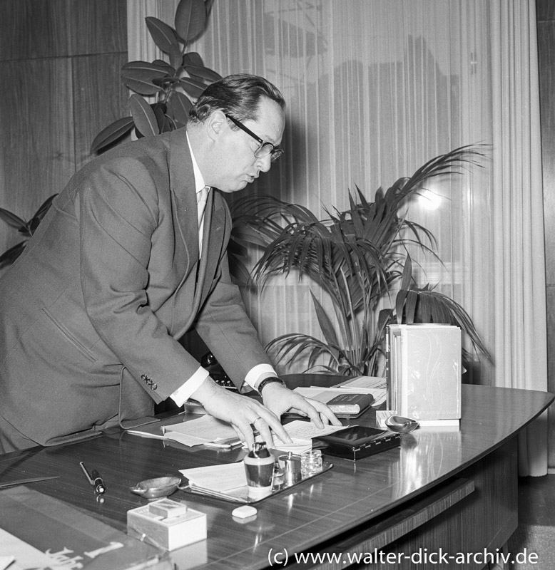 Kölner Oberbürgermeister Burauen an seinem Schreibtisch 1966