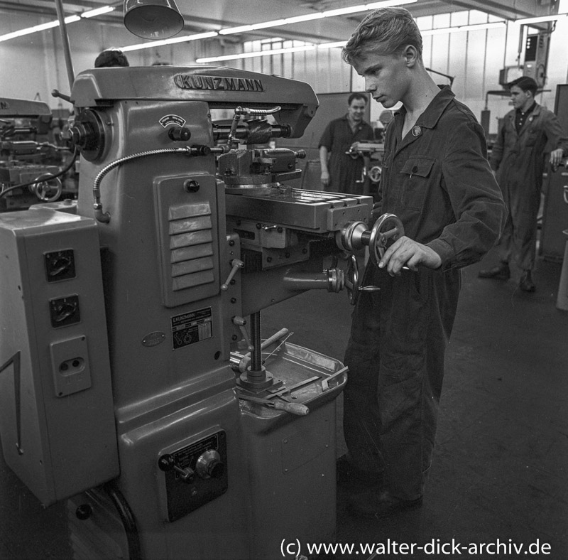 Ausbildung an einer Fräse bei Ford in Köln