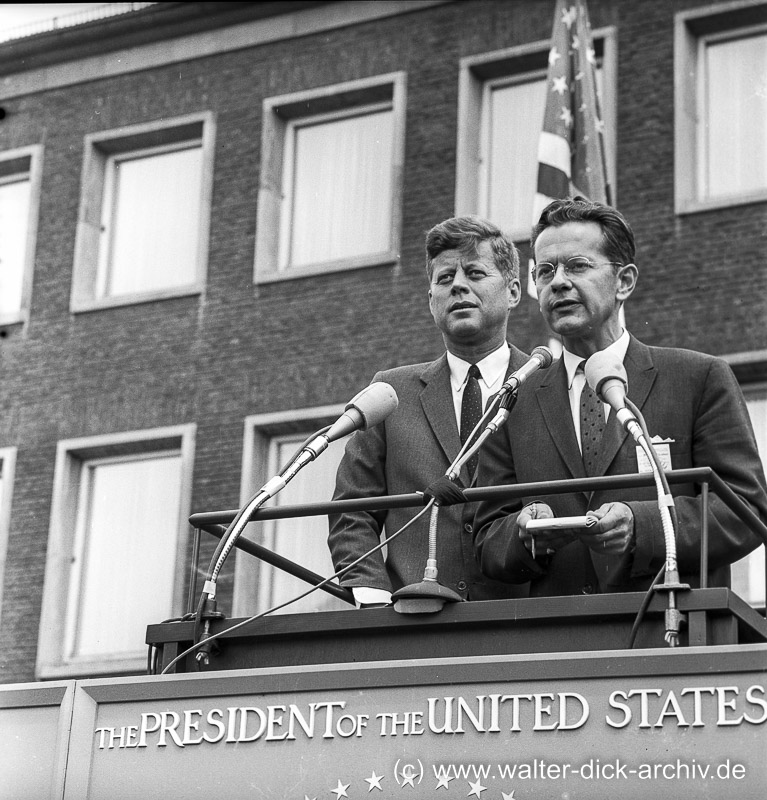 J.F. Kennedy hält eine Rede vor dem Kölner Rathaus 1963