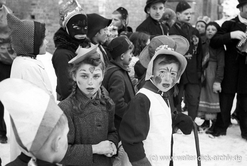 Kölsche Pänz feiern Karneval 1946