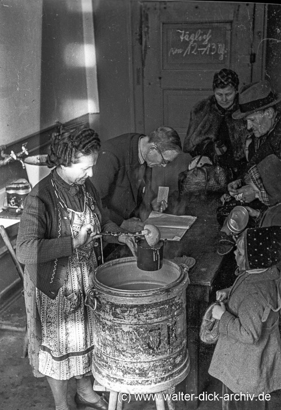 Essensausgabe der Schulspeisung 1947