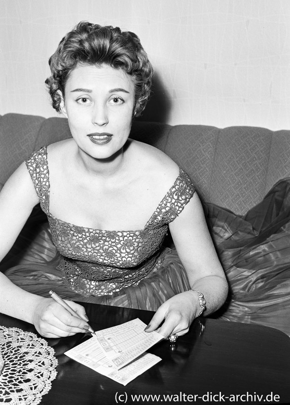 Sonja Ziemann mit Lottoschein 1963