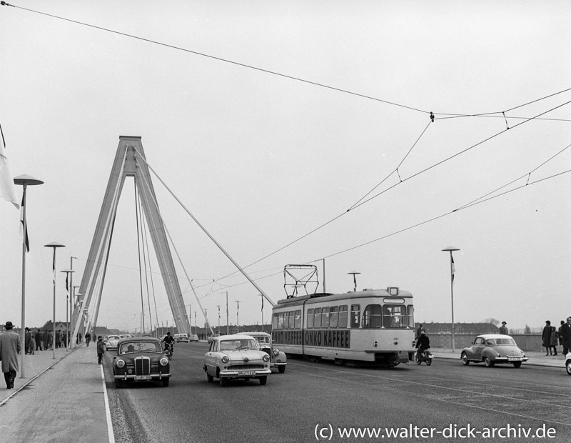 Heikle Verkehrsführung auf der neuen Severinsbrücke 1959