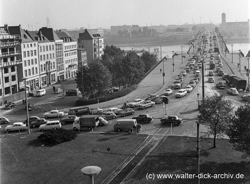 Stau auf der Deutzer Brücke 1959