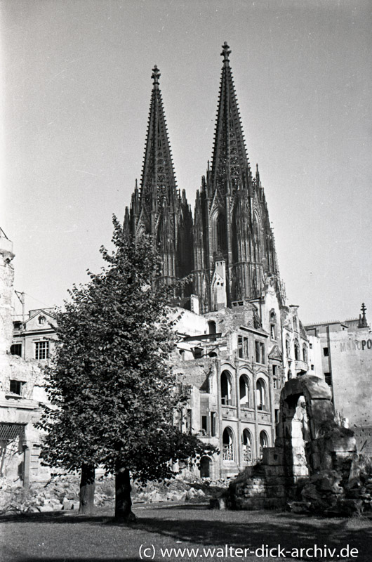 Häuserruinen vor dem Kölner Dom