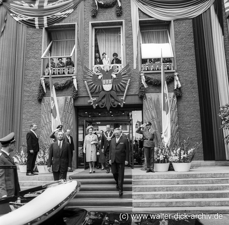 Die Queen vor dem spanischen Bau - Königin Elisabeth II. 1965