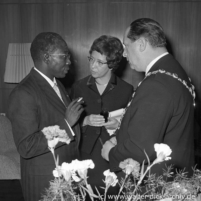 Léopold Sérdar Senghor im Gespräch mit OB Burauen