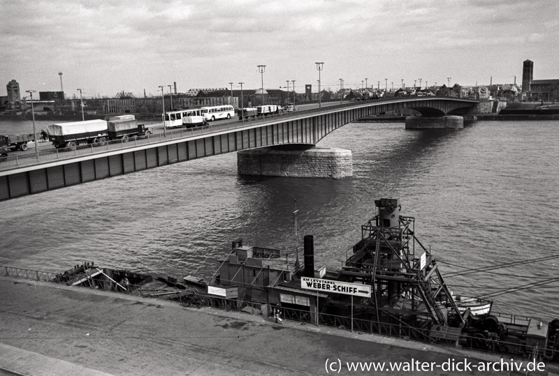 Baggerschiff vor der Deutzer Brücke