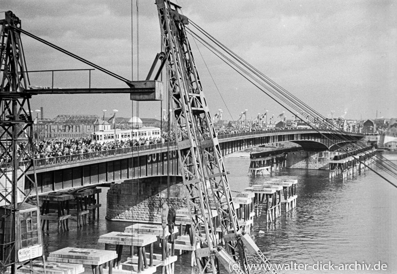 In elegantem Schwung über den Rhein-die neue Deutzer Brücke