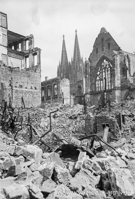 Minoritenkirche und altes Museum 1948