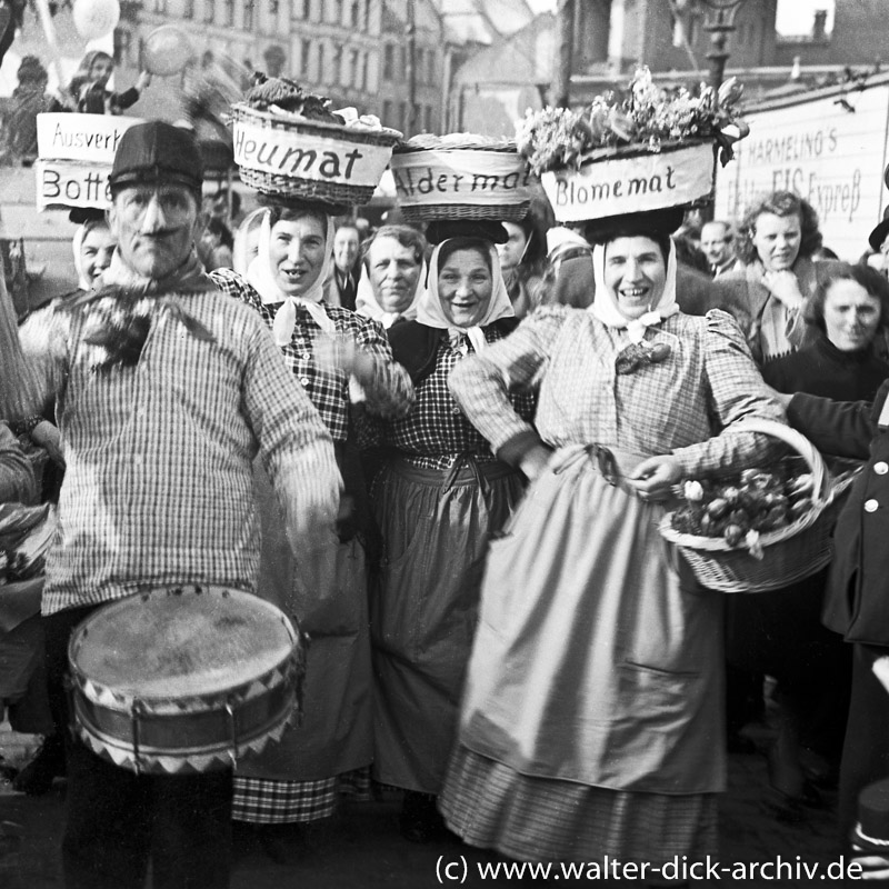 Marktweiber beim Kölner  Rosenmontagszug 1949