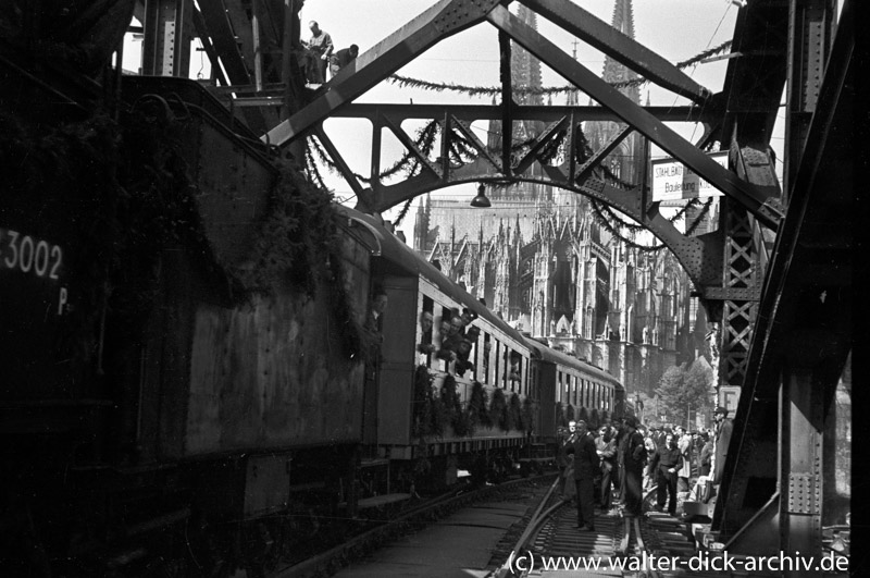 Der erste Zug auf der neu eröffneten Hohenzollernbrücke