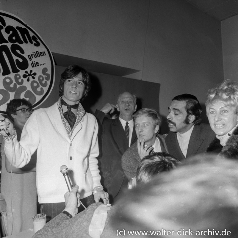 Barry Gibb mit Fans und Journalisten 1968