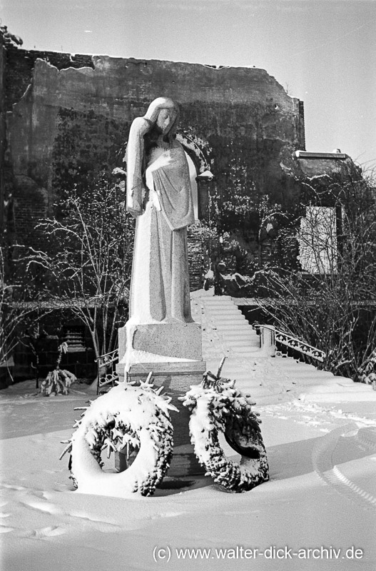 Köln im Schnee-Die Trauernde 1950