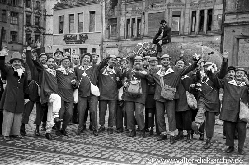 Jecke Fußtruppe mit Elefant