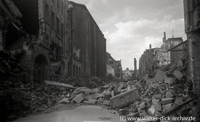 Blick durch die Langgasse 1945