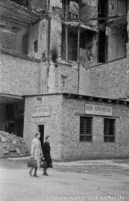 Kölner Hof-Apotheke in Trümmerlandschaft 1946