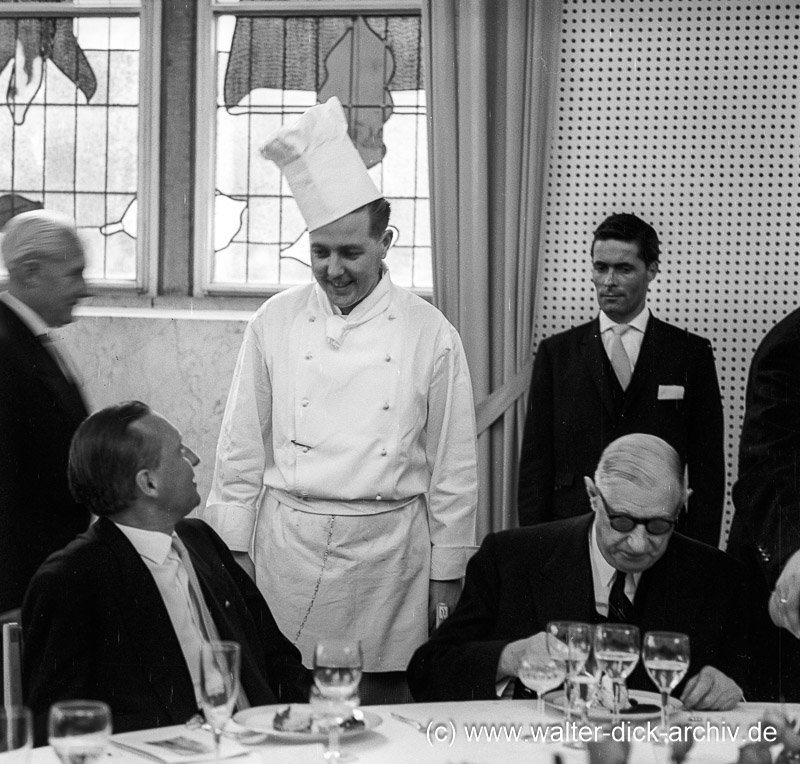 Der Präsident bedankt sich beim Küchenchef 1962