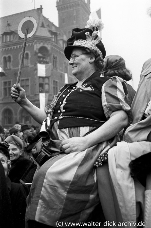 Weiberfastnacht am Kölner Rheinauhafen 1951