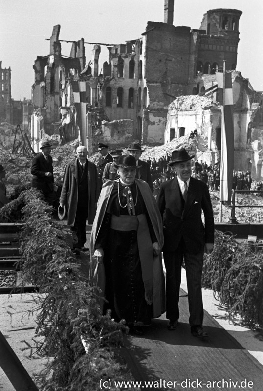 Auf dem Weg zur Einweihung der Kölner Hohenzollernbrücke 1948