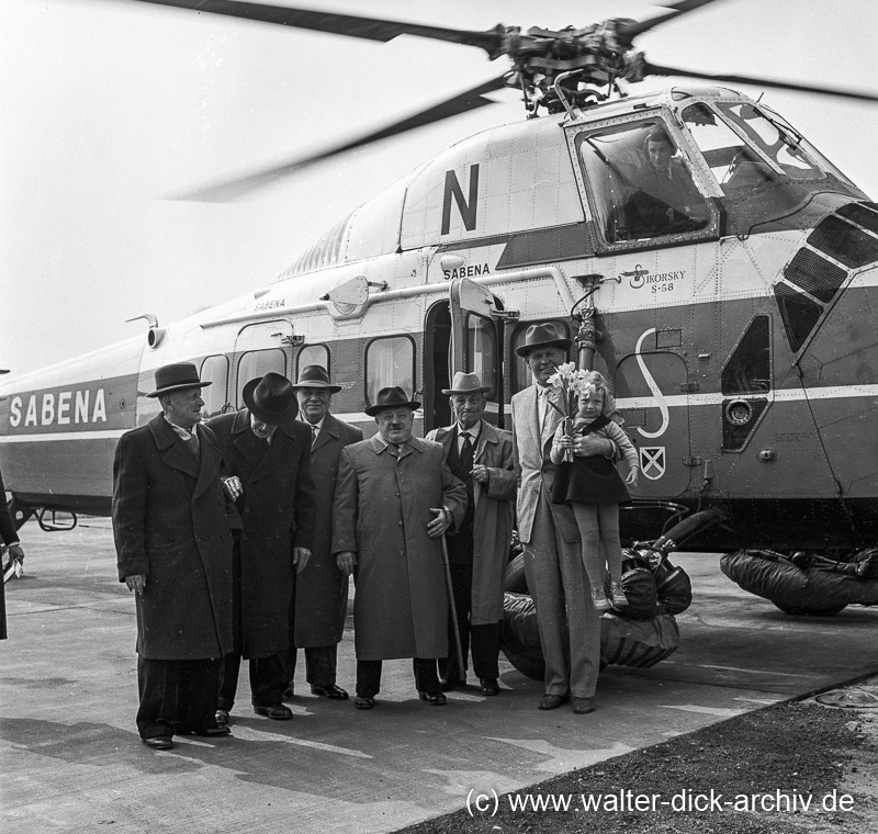80-jährige Senioren beim Hubschrauberflug 1957