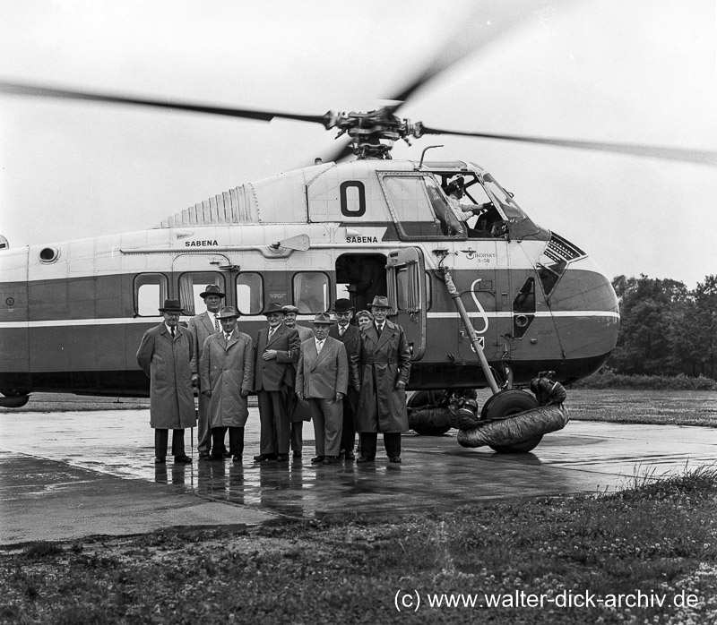 80-jährige Senioren beim Hubschrauberflug 1957