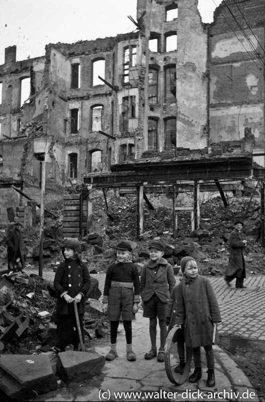 Kinderspielplatz - Trümmer der Kölner Altstadt