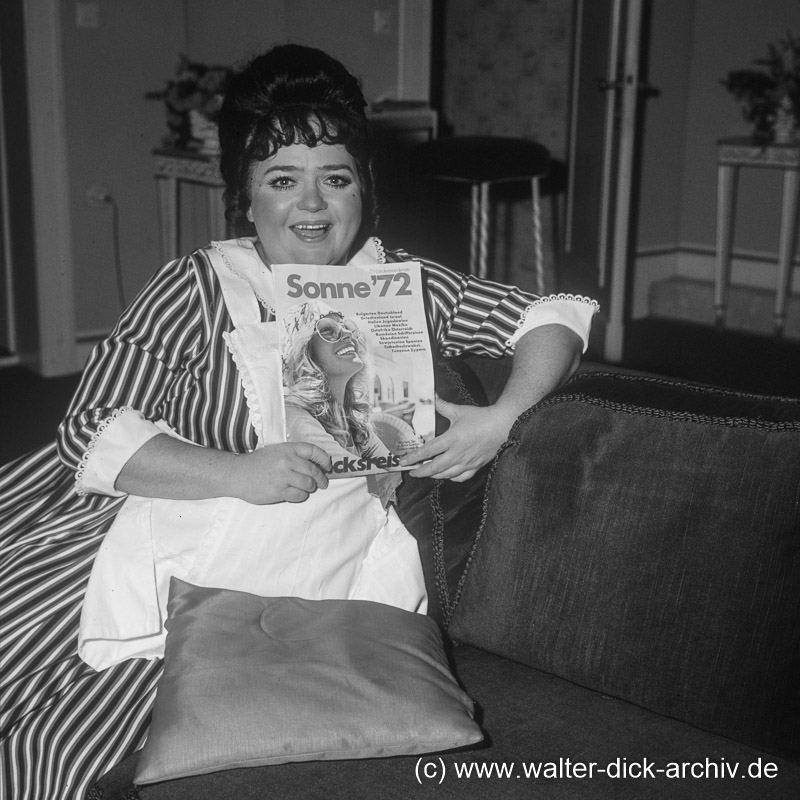 Trude Herr mit der Lottozeitung 1963