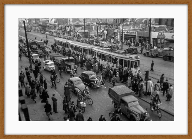 Viel Verkehr auf dem Ring 1949 - 70x100 cm fertig gerahmt