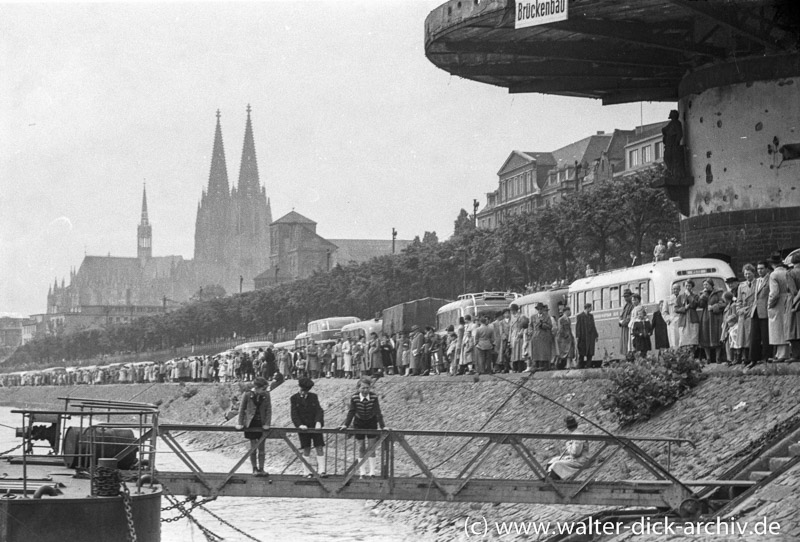 Vor der Bastei-Zuschauer der Gottestracht 1954