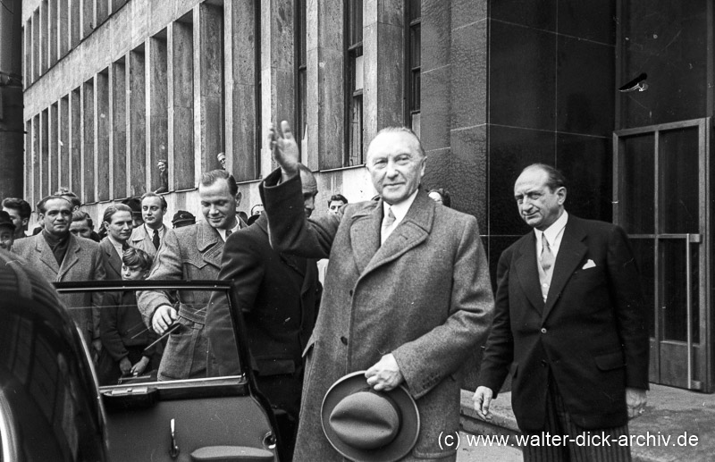 Konrad Adenauer verlässt das provisorische Kölner Rathaus 1951