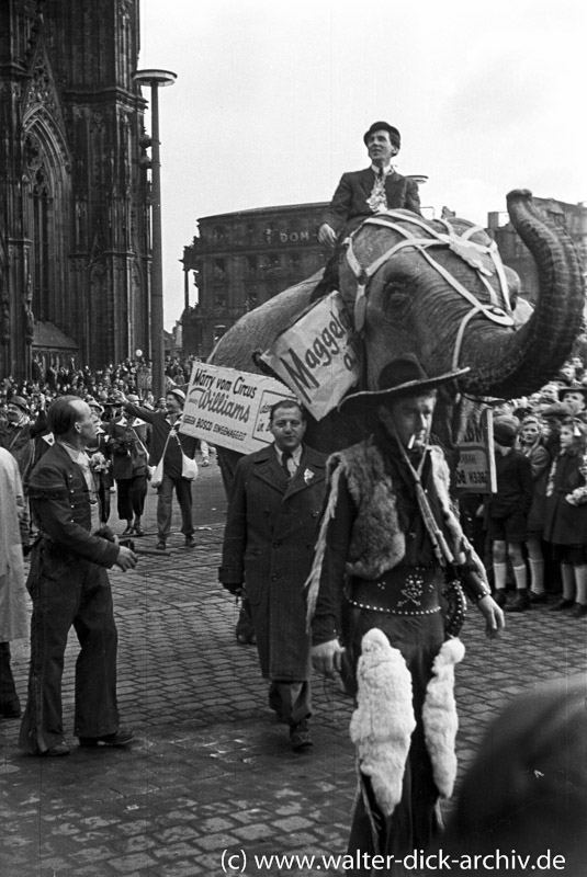 Ein Elefant im Rosenmontagszug 1949