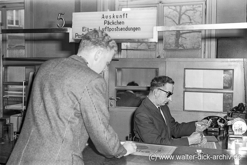 Kriegsblinder Postbeamter am Schalter 1958