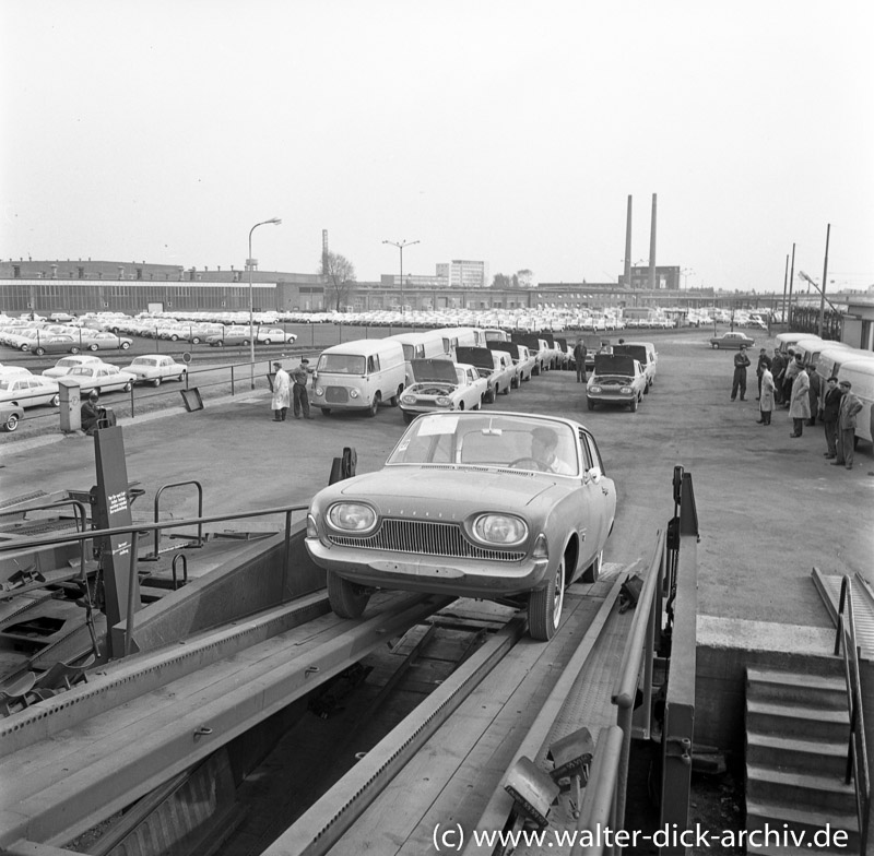 Autoverladung  auf die Bahn bei Ford in Köln