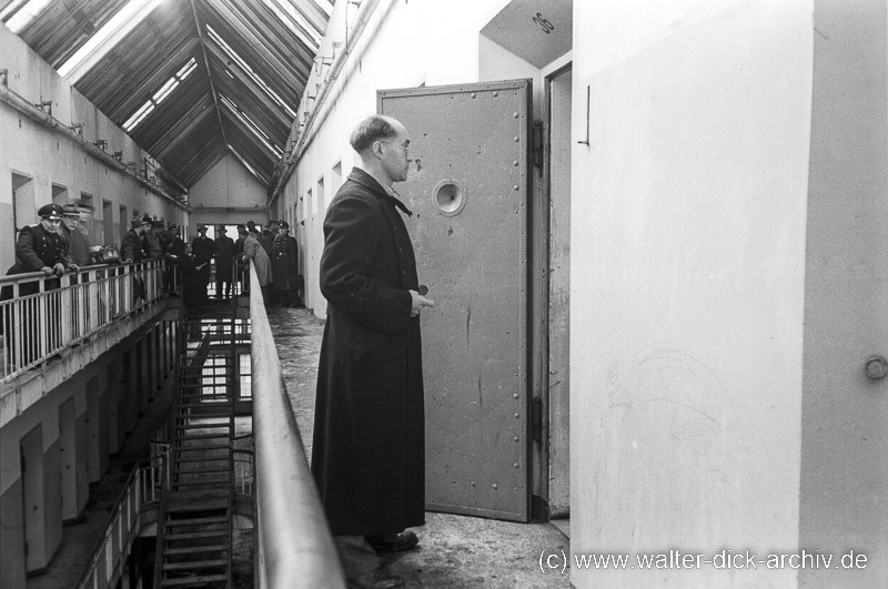 Naziverbrecher vor einer Haftzelle Hoegen Prozess 1949