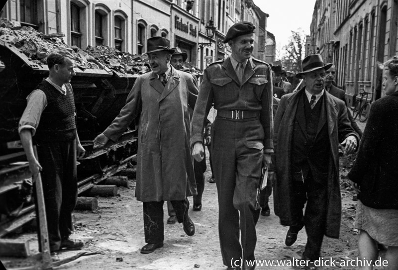 Hermann Pünder und Colonel White begrüßen die Helfer 1946