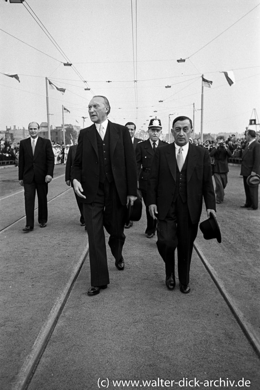 Konrad Adenauer und Robert Görlinger bei der Eröffnung der Mülheimer Brücke