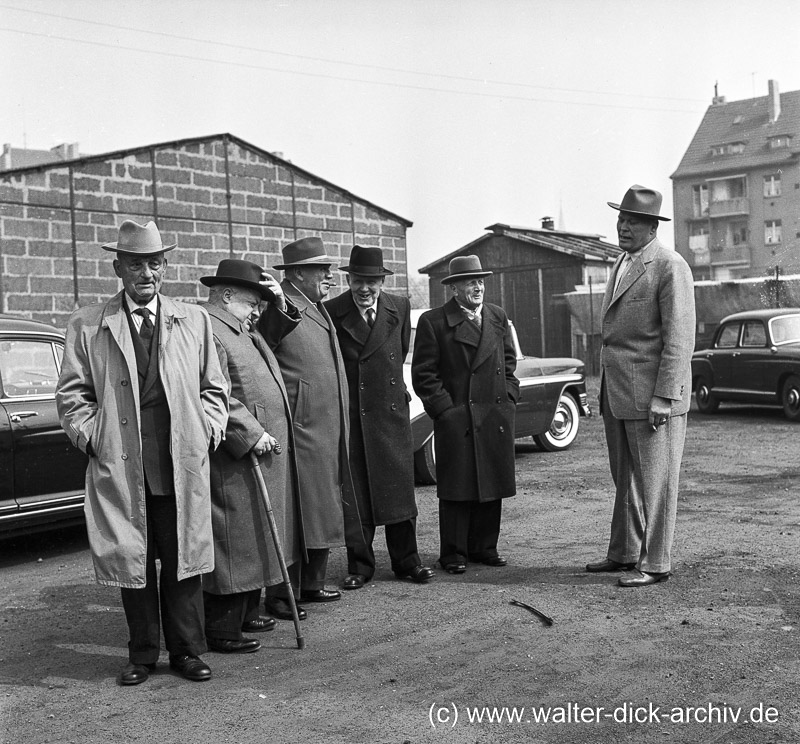 80-jährige Senioren beim Hubschrauberflug 1957